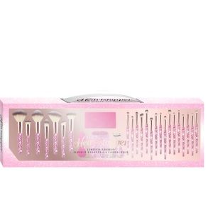 Heartstopper GLITZ AND GLAM PINK 28pc Essentials Collection Brush Set❤️